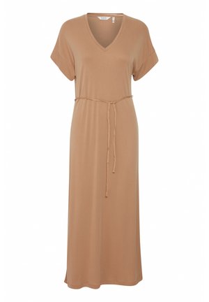 Rochie maxi dintr-un material bej deschis, cu decolteu în V, mâneci scurte și o curea legată în talie. Design simplu cu fante laterale, textură netedă.