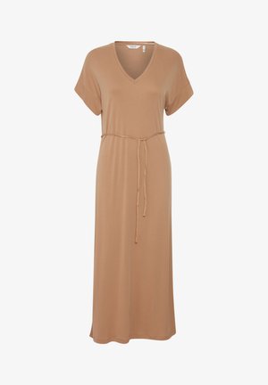 Rochie maxi dintr-un material bej deschis, cu decolteu în V, mâneci scurte și o curea legată în talie. Design simplu cu fante laterale, textură netedă.