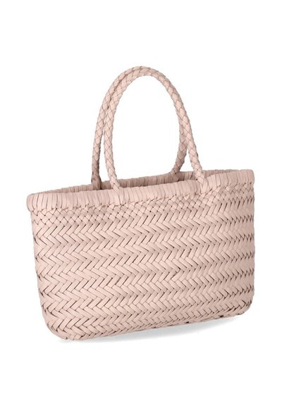 Sac à main tissé rose clair avec deux poignées tressées, forme rectangulaire et motif zigzag texturé.