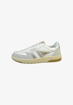Witte en grijze Gola-sneaker met metallic zilveren accenten, beige zool, veterontwerp en gouden Gola-logo aan de zijkant en op de tong.