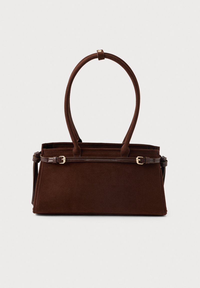 Bolsa de mão em camurça castanha escura com um formato estruturado, apresentando duas alças superiores e uma alça destacável com um fecho em tom dourado.