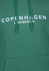 Felpa verde con la scritta "COPENHAGEN" e "LANDBERGH" stampata in bianco a contrasto. Presenta una tasca frontale e un cappuccio regolabile con cordino.