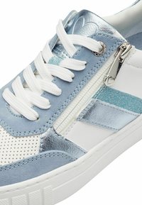 Sneaker azzurro chiaro e bianco con accenti in suede e metallici. Presenta una cerniera, sezioni perforate e lacci bianchi. Suola in gomma liscia.