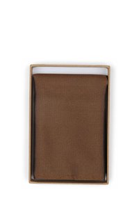 Bruine textuurstof netjes gevouwen binnen een vierkante tan kleurige doos met een witte inzet. De stof heeft een subtiel diagonaal weefpatroon.