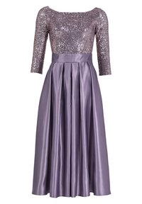 Langes lila Kleid mit gepauster Oberteil und drei Viertelärmeln; der Rock ist aus plissiertem Satin für zusätzliches Volumen und Eleganz.