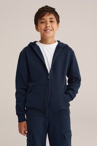 Temno modra zip-up kapuca iz mehke tkanine, z sprednjim žepom in rebrastimi manšetami, v kompletu z usklajenimi trenirkami.