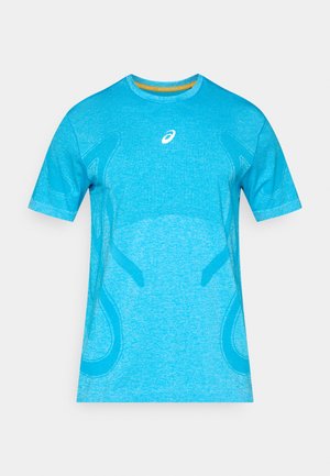 Modra športna majica iz zračnega materiala, s kratkimi rokavi, okroglim izrezom in teksturiranim vzorcem z logotipom na sprednji strani.