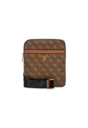 Bruine Guess crossbodytas met herhalend logo patroon, gouden logodriehoek, voorvak met rits en zwarte verstelbare riem.