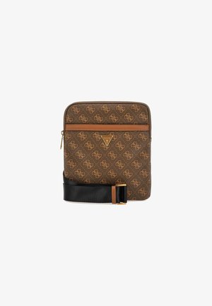 Braune Guess Crossbody-Tasche mit sich wiederholendem Logomuster, goldenem Logo-Dreieck, vorderer Reißverschlusstasche und schwarzem verstellbarem Riemen.