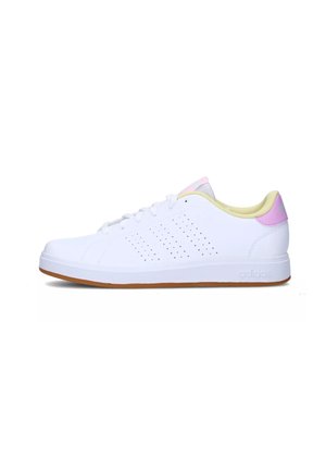 Baskets blanches avec des détails perforés, accents jaunes sur le col, talon rose et une semelle en caoutchouc marron. Conçues avec un système de fermeture à lacets.