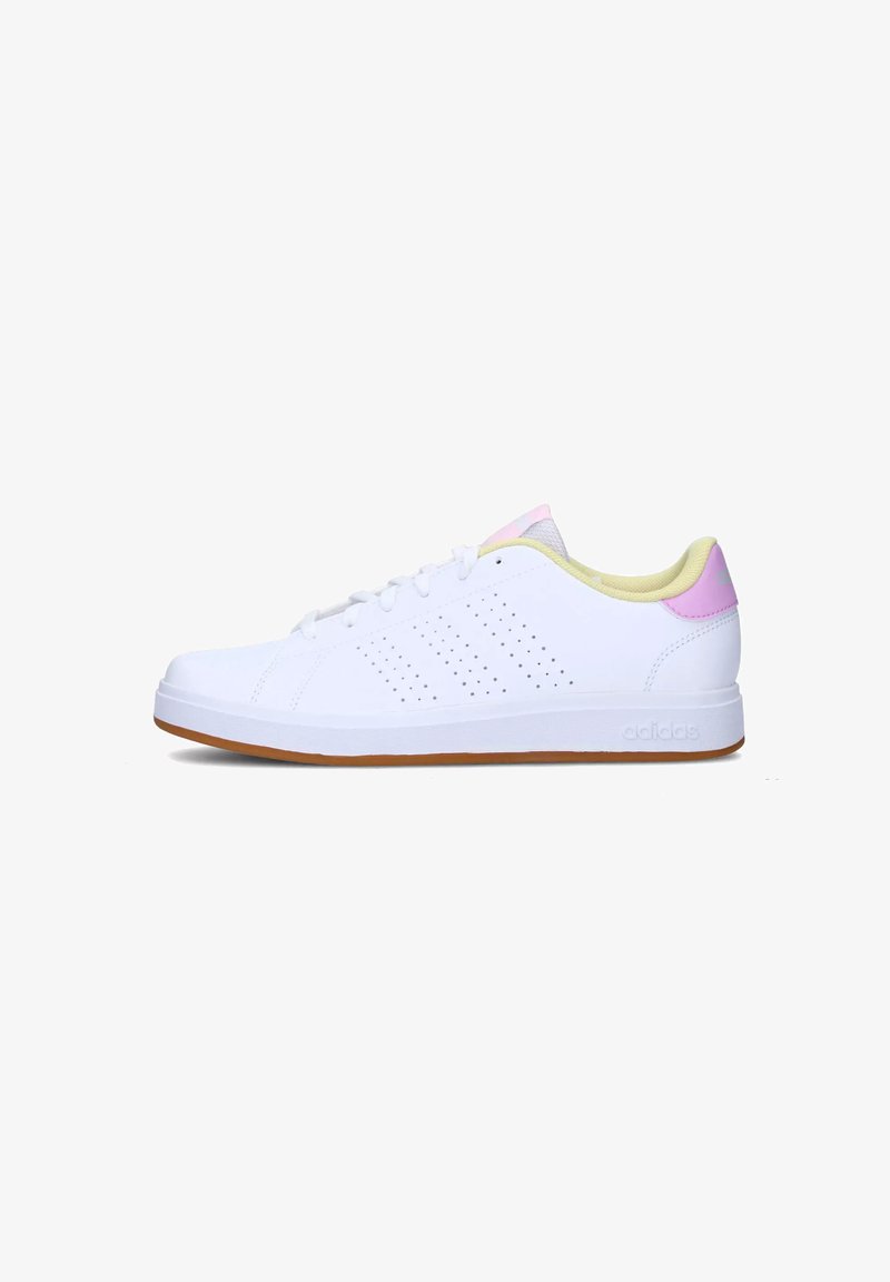 Baskets blanches avec des détails perforés, accents jaunes sur le col, talon rose et une semelle en caoutchouc marron. Conçues avec un système de fermeture à lacets.