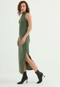 Herita HALTER NECK SLEEVELESS - Strickkleid - green