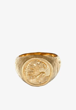 Guldring med en struktureret kant og et fremtrædende cirkulært bølgemønster på forsiden, der har detaljerede indgraveringer og en blank finish.