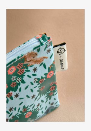 Zipperowa torba w jasnoniebieskim kolorze z kwiatowymi i zwierzęcymi wzorami. Wykonana z teksturowanego materiału, z różowymi i zielonymi akcentami. Zawiera metkę.