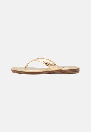 Sandales flip-flop métalliques dorées avec une sangle texturée, une semelle intérieure plate beige et une fine semelle en caoutchouc marron. Design minimaliste et léger.