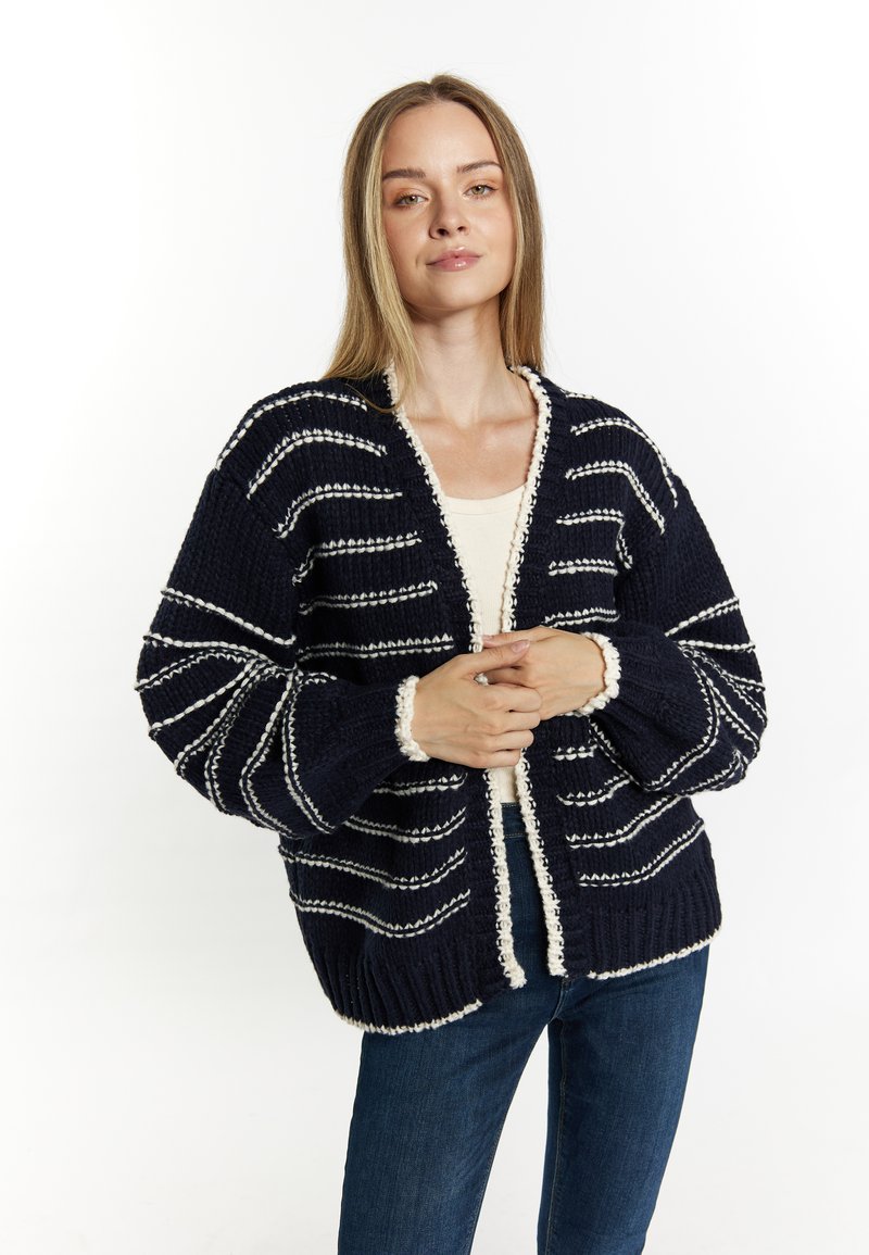 Cardigan a maglia navy con righe orizzontali bianche, texture a coste, apertura frontale e maniche lunghe; presenta un bordo a contrasto lungo i lati.