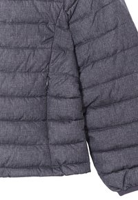 Graue isolierte Pufferjacke mit gestepptem Design, horizontalen Nähten, einer mit Reißverschluss versehenen Tasche und elastischen Bündchen für Wärme.