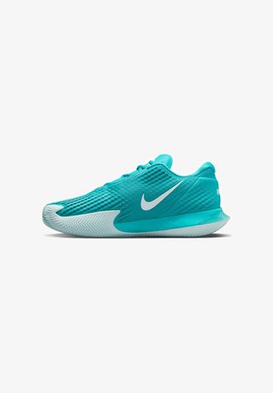 Scarpa sportiva teal con tomaia in mesh testurizzato, logo Nike bianco e suola in gomma traslucida con motivo a zigzag.