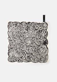 Cachecol padrão preto e creme com designs abstratos em espiral, elementos florais e detalhes de linha intrincados.