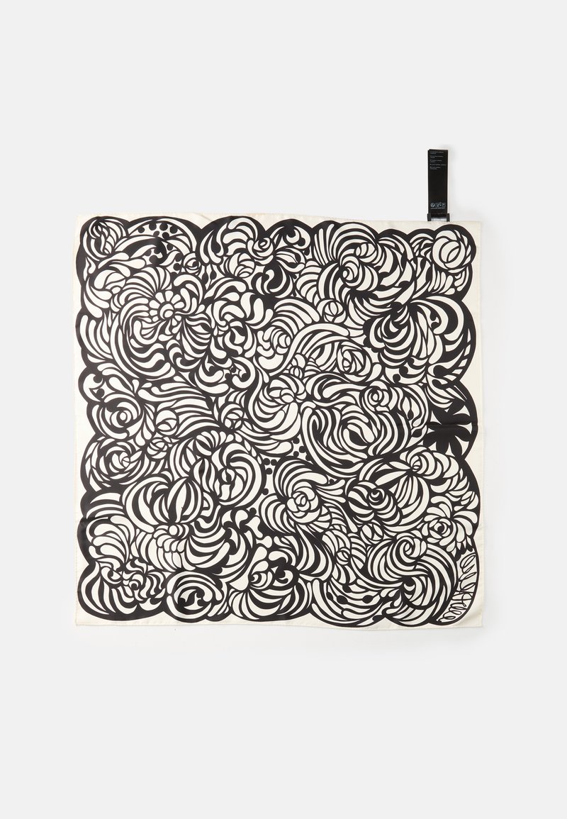 Fekete és krémszínű mintás sál, amely örvénylő, absztrakt formákkal, virágos elemekkel és bonyolult vonal részletezéssel rendelkezik.