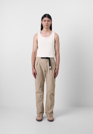 OVERSIZED FIT PANT UNISEX - Pantaloni - desert sand