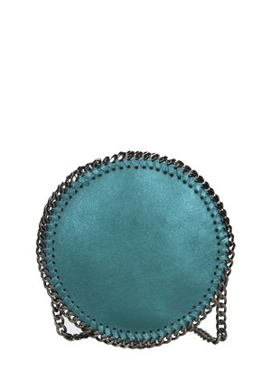 Sac en cuir teal rond avec un bord piqué, présentant des accents de chaîne métallique en tant que bandoulière. Texture lisse avec un design minimaliste.