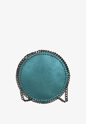 Ronde turquoise leren tas met een gestikte rand, voorzien van metalen kettingaccenten als schouderband. Gladde textuur met een minimalistisch ontwerp.