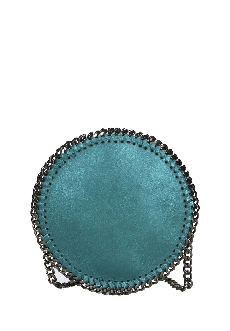 Borsa rotonda in pelle teal con bordi cuciti, dotata di dettagli in catena metallica come tracolla. Texture liscia con un design minimalista.