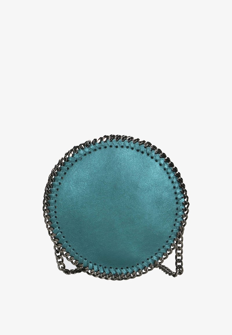 Borsa rotonda in pelle teal con bordi cuciti, dotata di dettagli in catena metallica come tracolla. Texture liscia con un design minimalista.