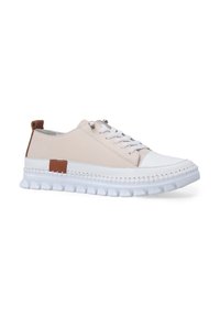 Helle rosa Sneaker mit weißer Gummisohle, Schnürdesign und braunem Lederakzent an der Ferse. Texturierte Naht entlang der Sohlenkante.