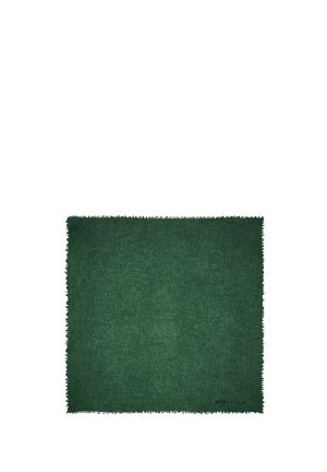 Ciemnozielony koc z mieszanki wełny z frędzlami i teksturowanym wykończeniem. Posiada subtelne logo w dolnym prawym rogu.