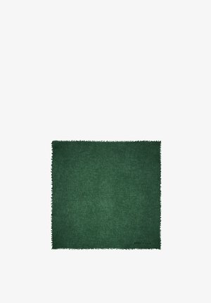 Tamsiai žalia vilnos mišinio antklodė su kutais kraštuose ir tekstūruotu paviršiumi. Apatinėje dešinėje pusėje yra subtilus logotipas.