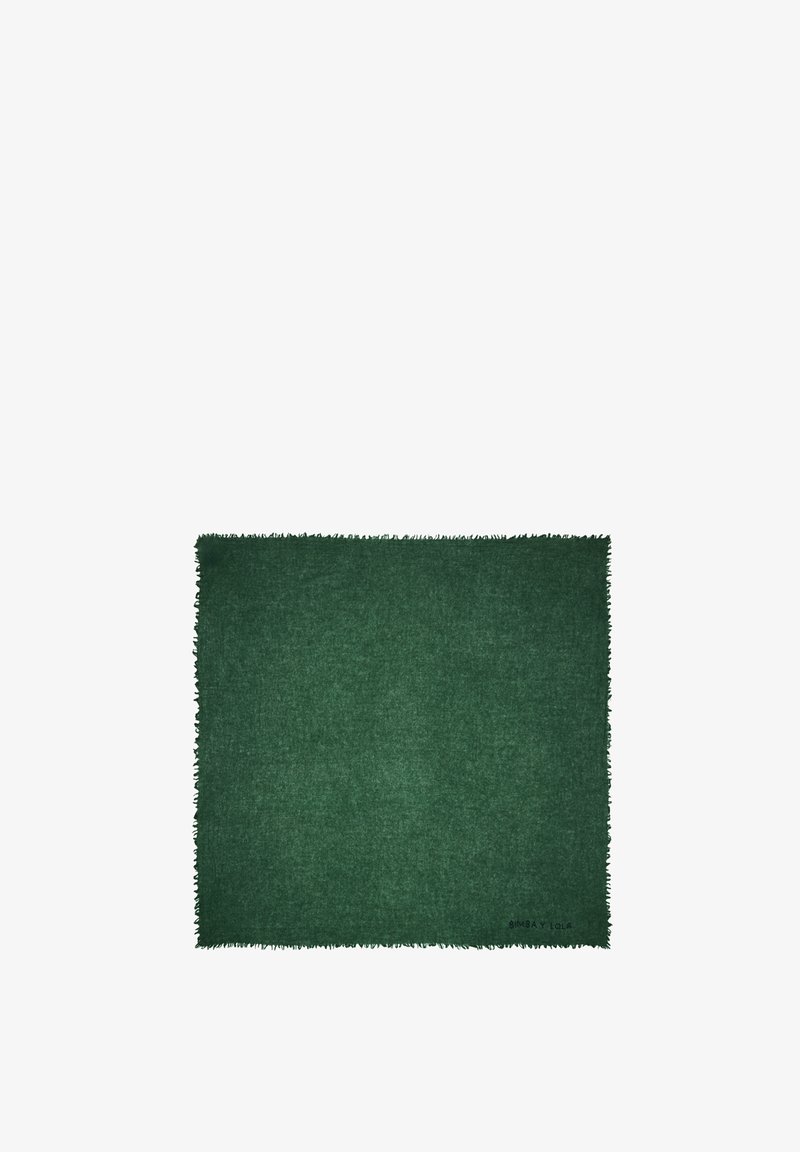 Ciemnozielony koc z mieszanki wełny z frędzlami i teksturowanym wykończeniem. Posiada subtelne logo w dolnym prawym rogu.