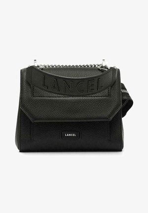 Bolsa de mão de couro preto com um design estruturado, apresentando o logótipo "LANCEL" em relevo, alça de corrente prateada e detalhes com zíper.