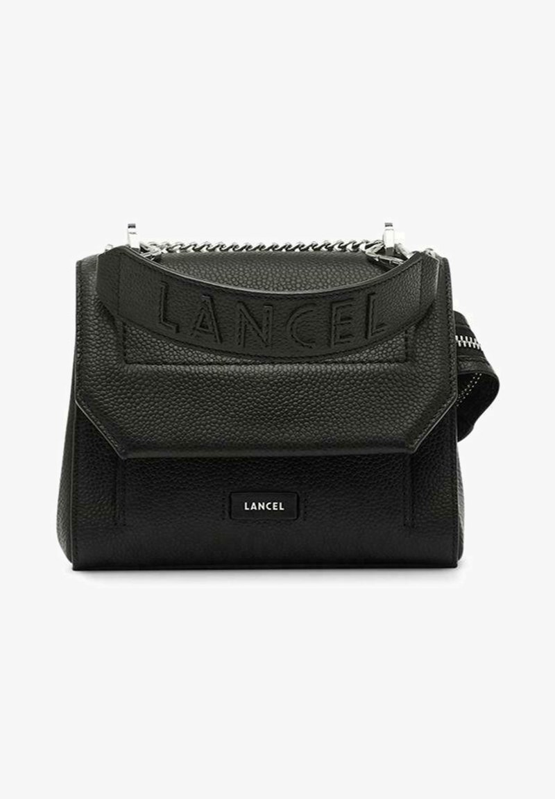 Sac à main en cuir noir au design structuré, arborant un logo "LANCEL" en relief, une anse en chaîne argentée et des accents zippés.