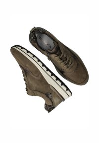 Sneaker in suede marrone con accenti testurizzati, suola bianca e nera, punta rotonda, lacci e dettaglio con zip laterale.