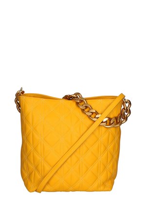 Gele lederen shopper met diamanten gewatteerd patroon, gouden ketting schouderriem en een gladde textuur. Voorzien van een open topdesign.
