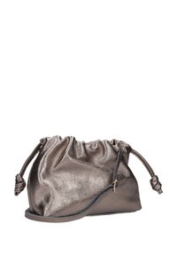 Metalen bronzen clutch tas met een gehaakt ontwerp, trekkoordsluiting en een gladde textuur. Beschikt over een gebogen basis en minimale stiksels.