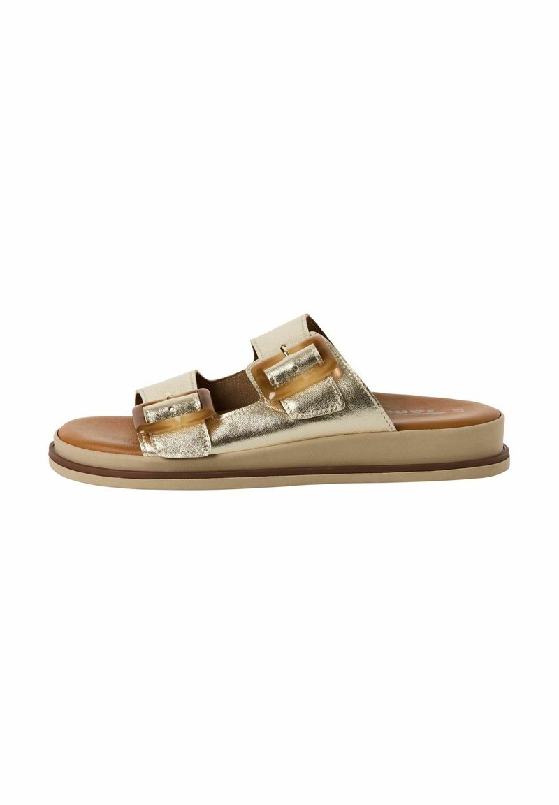 Guldmetallisk slide-sandal med två justerbara remmar och fyrkantiga spännen. Har en tan-färgad fotbädd och en lätt, beige sula.