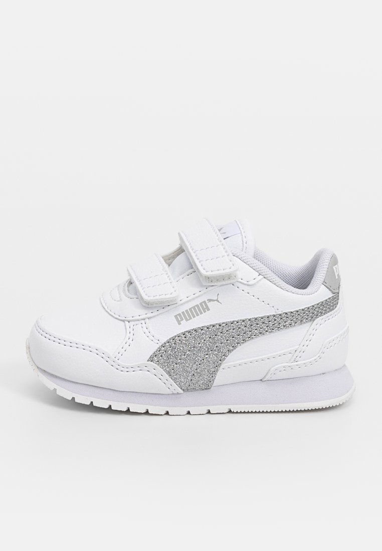 Sneakers bianchi per bambini con dettagli argento, cinturini in velcro, pannelli laterali testurizzati e suole imbottite progettate per comfort e supporto.