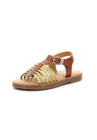 Sandalias de cuero marrón con correas de gamuza amarilla de diseño trenzado, una hebilla redonda de plata y suela plana.