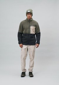 Columbia MOUNTAINSIDE™  khaki
