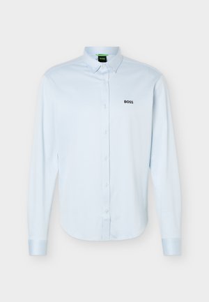 Svetlomodrá košeľa s dlhým rukávom, zapínaná na gombíky, s golierom, čiernym logom "BOSS" na ľavej strane na hrudi a gombíkmi na manžetách.