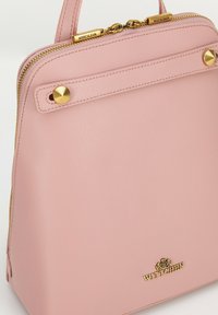 Sac à main en cuir rose avec une forme structurée, quincaillerie dorée, couture visible et un logo en bas. Il est doté d'une fermeture éclair en haut.