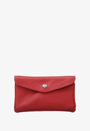 Rotes Lederportemonnaie mit strukturiertem Finish, Klappenformat und Druckknopfverschluss. Die Vorderseite weist eine geprägte Verzierung auf.