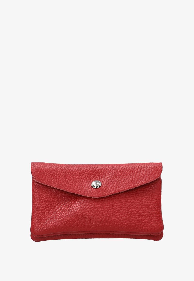 Rotes Lederportemonnaie mit strukturiertem Finish, Klappenformat und Druckknopfverschluss. Die Vorderseite weist eine geprägte Verzierung auf.