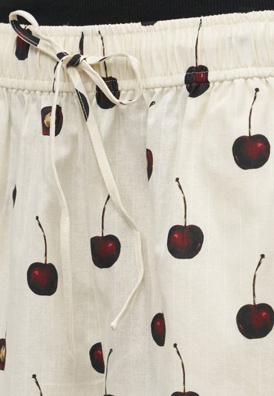 Λευκό ύφασμα με κορδόνι στη μέση, με σχέδιο από σκούρες κόκκινες κεράσια με κοτσάνια διασκορπισμένα στο υλικό.