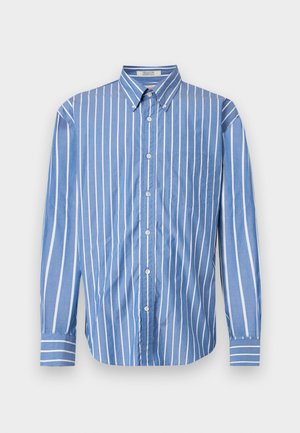 Chemise bleue à rayures verticales blanches, col boutonné, manches longues, et une poche poitrine sur le côté gauche.