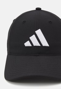 Czarna czapka bejsbolowa z zakrzywionym daszkiem, z białym haftowanym logo z trzema paskami z przodu. Wykonana z gładkiego materiału.