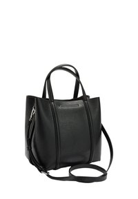 Czarna skórzana torba typu tote z podwójnymi uchwytami i odpinanym paskiem na ramię. Posiada pionowe przeszycia i teksturowane wykończenie. Minimalistyczny design.